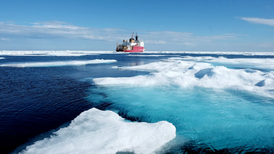 美国海岸警卫队的船只在北冰洋上航行。图源：AXIOS
