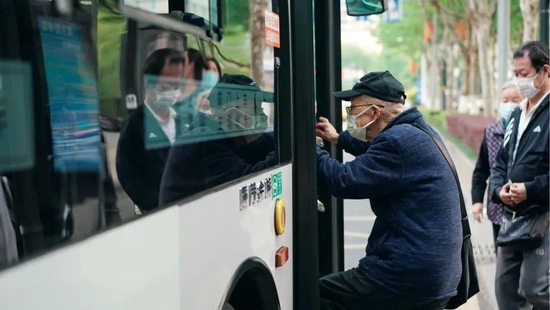  ·周一至周五，沈燮元乘公交车到南京图书馆上班。