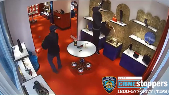犯罪人员在纽约店铺行窃。（《纽约邮报》视频报道截图）