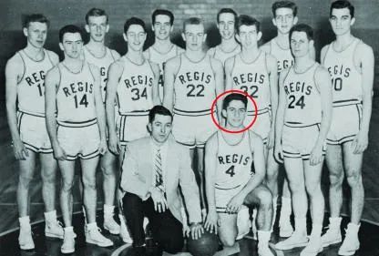  1958 年左右，福奇（红圈中人）担任雷吉斯高中篮球队队长