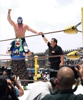 2008 年 5 月 25 日，在墨西哥城的索卡洛广场，人们在观看为癌症患儿举行的摔角表演 马国强摄/本刊