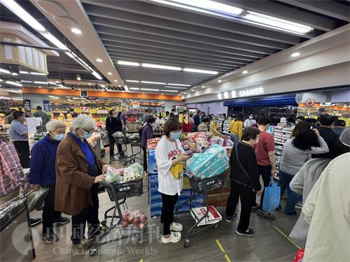 4月25日 朝阳区超市排队结账人群
