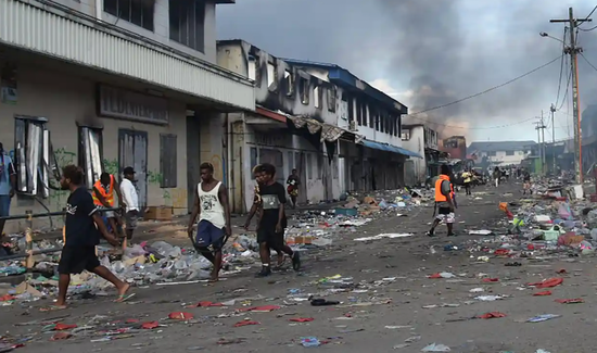 2021年11月，骚乱后的所罗门群岛唐人街区。图源：卫报