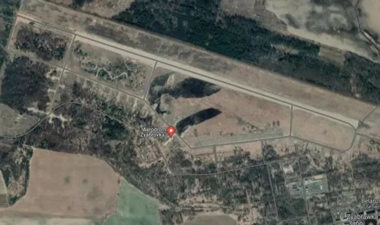 西方媒体称，位于白俄罗斯和乌克兰边境地区的白俄罗斯齐亚布劳卡军用机场被俄军用于存放弹药。图源：newsweek