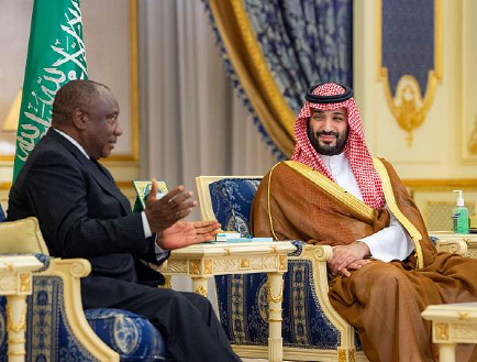 当地时间2022年10月15日，沙特王储穆罕默德（右）会见南非总统西里尔·拉马福萨。图源：视觉中国