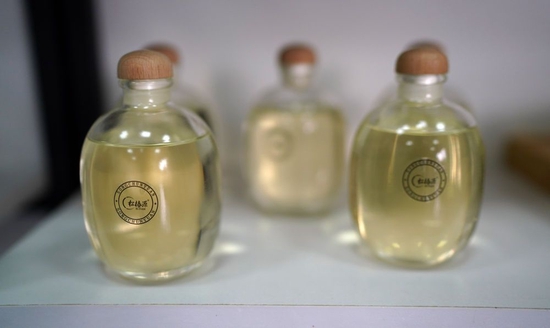  这是2月24日在位于江西赣州市章贡区的赣州哈克生物科技有限公司拍摄的茶油护肤产品。新华社记者 周密 摄
