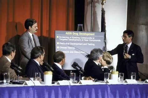  1987年，福奇（右）向时任美国总统里根（最左）介绍有关艾滋病的情况