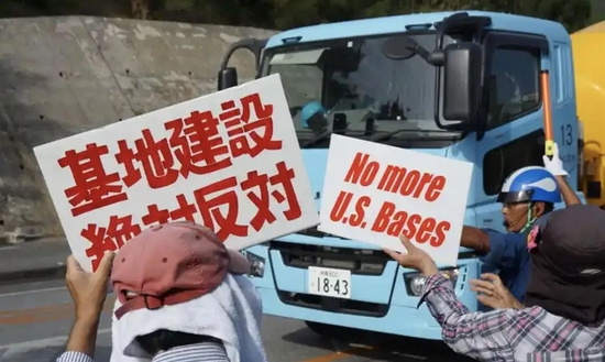  今年5月，冲绳民众反对美军基地建设图：英国《卫报》