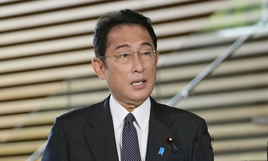 8月5日上午，日本首相岸田文雄在官邸接受采访图：共同社