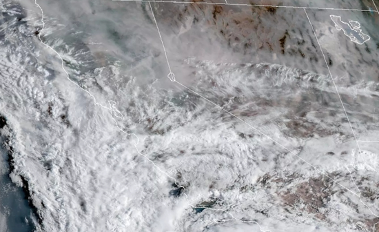当地时间10日，卫星图象显示美国西部地区烟雾弥漫。