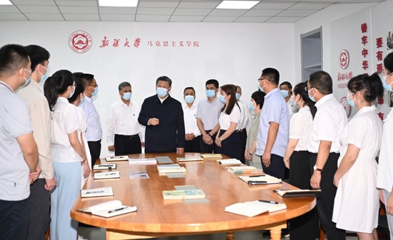 这是7月12日下午，习近平在新疆大学铸牢中华民族共同体意识研究基地，同师生亲切交流。