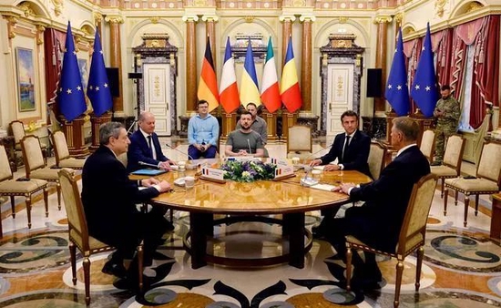 6月16日，法、德、意、罗马尼亚领导人在基辅会晤泽连斯基  图：法新社