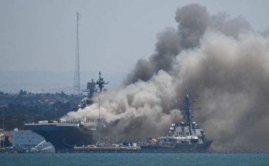 美国“好人理查德”号两栖攻击舰发生火灾。（资料图）