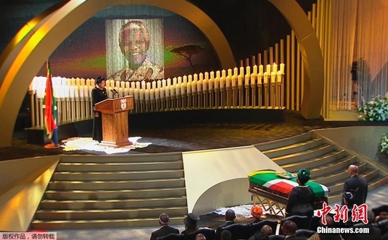 资料图：2013年12月15日，南非前总统曼德拉的世纪葬礼在南非东开普省的库努村举行。
