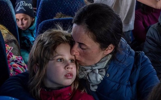  · 3月28日，撤离中的乌克兰难民坐在波兰梅迪卡的巴士里。