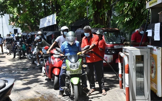 5月16日，摩托车在斯里兰卡首都科伦坡一处加油站附近排队加油图：新华社