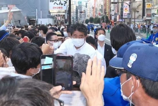 △2022年7月7日，前首相安倍晋三（中）在抵达神户发表助选演讲时被人群包围。