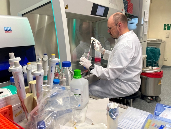 5月20日，在德国报告猴痘确诊病例后，研究人员在德国慕尼黑的一家实验室内工作。新华社 图