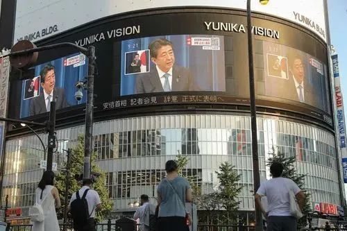 △2020年8月28日，日本东京一处电子屏幕播放安倍晋三在记者会上正式表达辞职意向的画面。