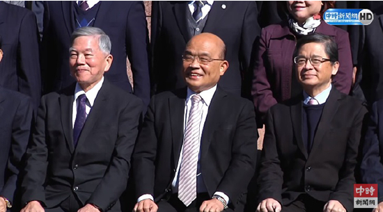 苏贞昌30日率“内阁”总辞，并与“阁员”们拍大合照。（图片来源：台湾“中时新闻网”）