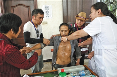 8月12日，永嘉山早村内的临时医疗救治点。