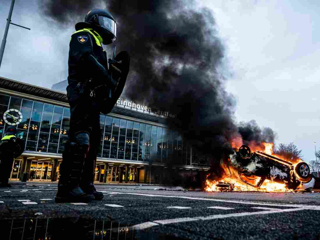 荷兰示威者烧毁汽车，图源外媒