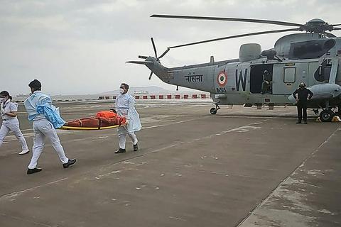 印度海军出动直升机参与救援