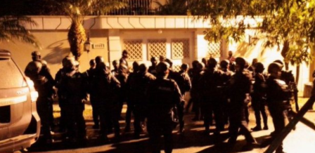 警察包围埃尔南德斯住所（视频截图）