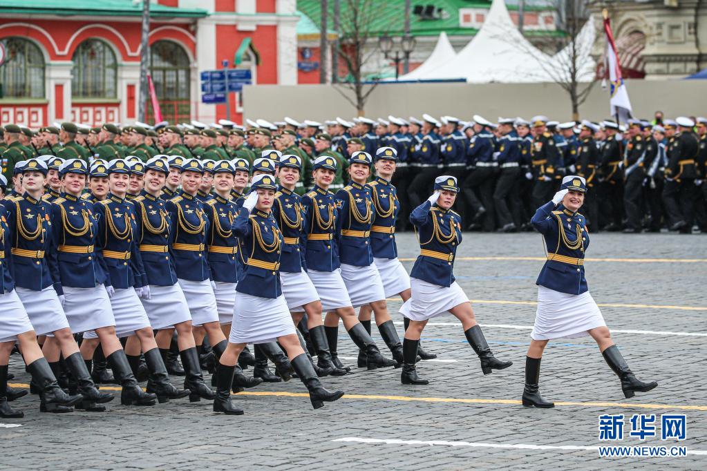 2021年5月9日，在俄罗斯莫斯科举行的胜利日阅兵式上，女兵列队走过红场。来源：新华社