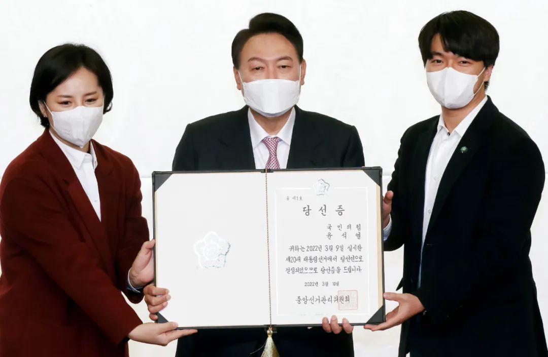  当地时间2022年3月10日，韩国首尔，韩国国民力量党竞选团队解散仪式举行，韩国候任总统尹锡悦展示当选证书。图/IC photo