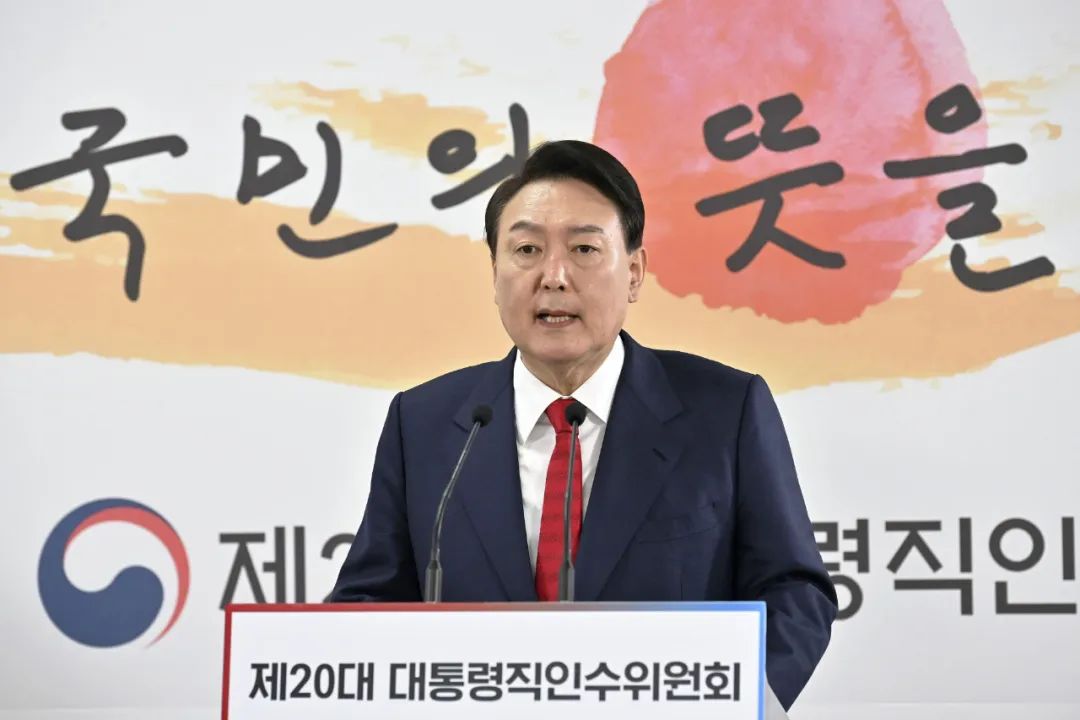 当地时间2022年3月20日，韩国首尔，韩国候任总统尹锡悦在新闻发布会上介绍总统办公室搬迁计划。图/IC photo