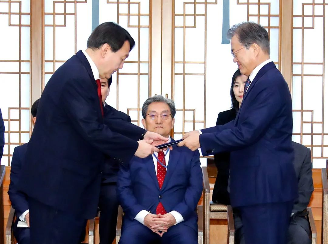 韩国总统文在寅和时任韩国检察总长尹锡悦。图/IC photo