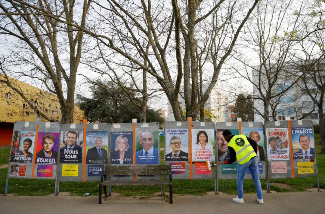 当地时间3月28日，法国南特附近，法国大选将至，工作人员张贴法国总统候选人的竞选海报。/IC photo