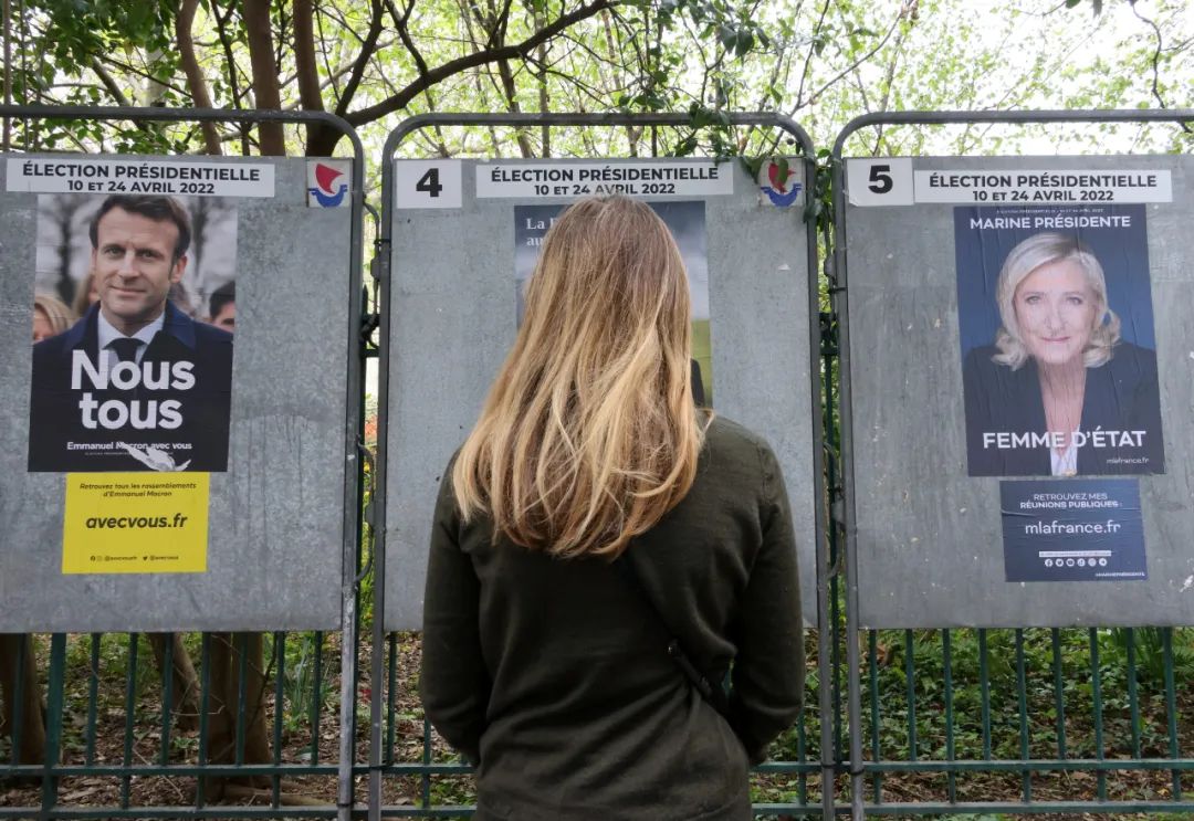 当地时间4月6日，法国巴黎，法国大选将至，街头展示法国总统候选人的竞选海报。/IC photo