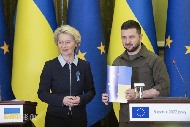 4月8日，乌克兰基辅，欧盟委员会主席冯德莱恩与乌克兰总统泽连斯基举行会晤。图自澎湃影像
