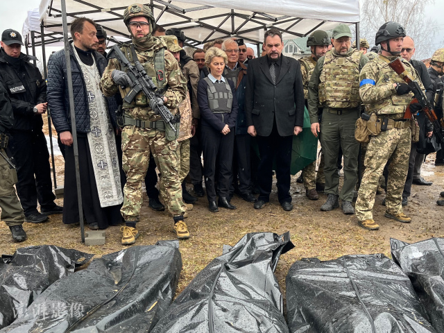 4月8日，乌克兰，欧盟委员会主席冯德莱恩视察布恰镇。图自澎湃影像