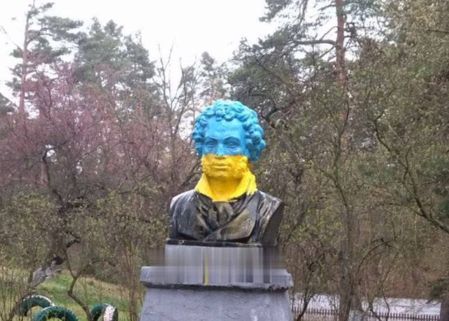 乌克兰切尔卡瑟市的一座普希金雕像被喷上油漆