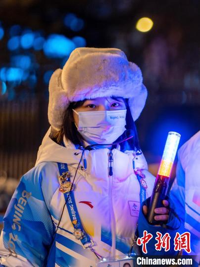 图为北京中医药大学台生罗芷盈，她在冬奥期间担任奥林匹克公园公共区的赛事服务助理。受访者供图