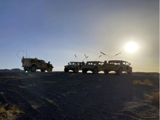 当地时间4月12日，在欧文堡国家训练中心，美国陆军车辆在山脊上行驶（图自外媒）