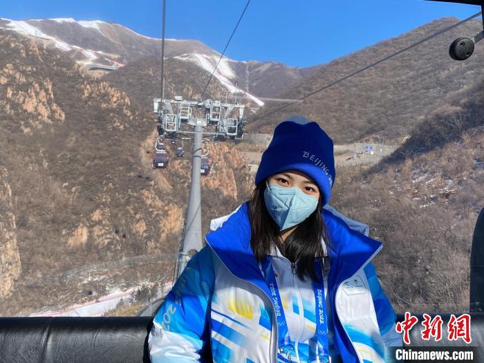图为北京第二外国语学院英语专业台生李若筠，她在冬奥期间担任参赛代表团助理。受访者供图