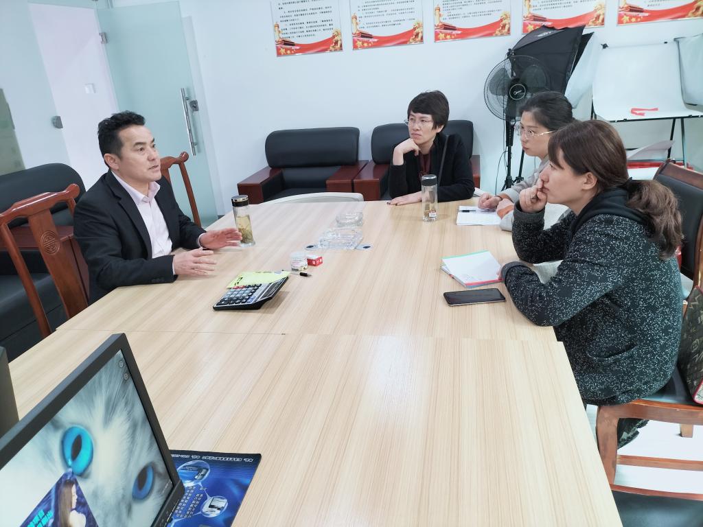 “农民导师”张爱芳（左一）正在与学员讨论农业问题。受访者供图