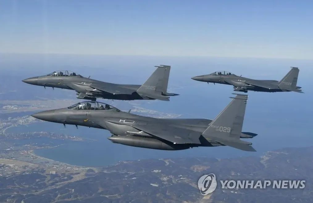资料图片：韩国空军F-15K战机编队飞行。图文无关。 图源：韩联社