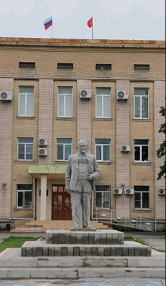 乌克兰格尼奇斯克市议会大楼前竖起列宁的雕像 图自外媒