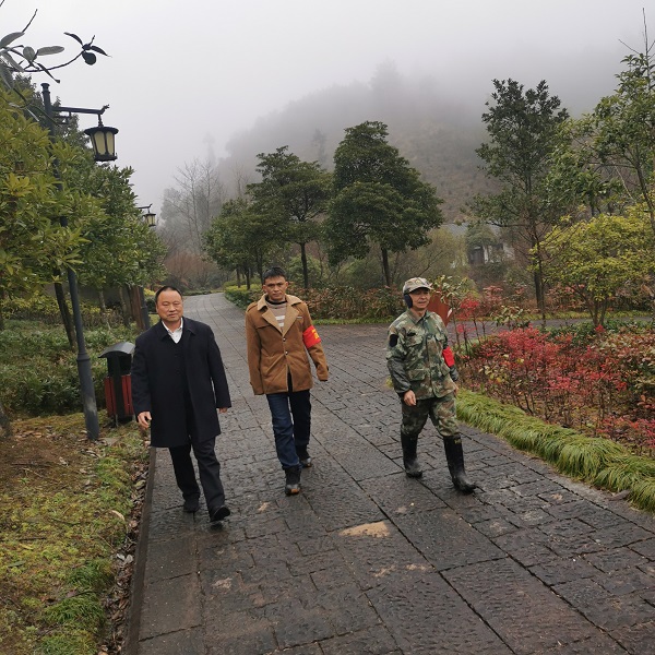 黄某(中)在公益巡山劳动途中