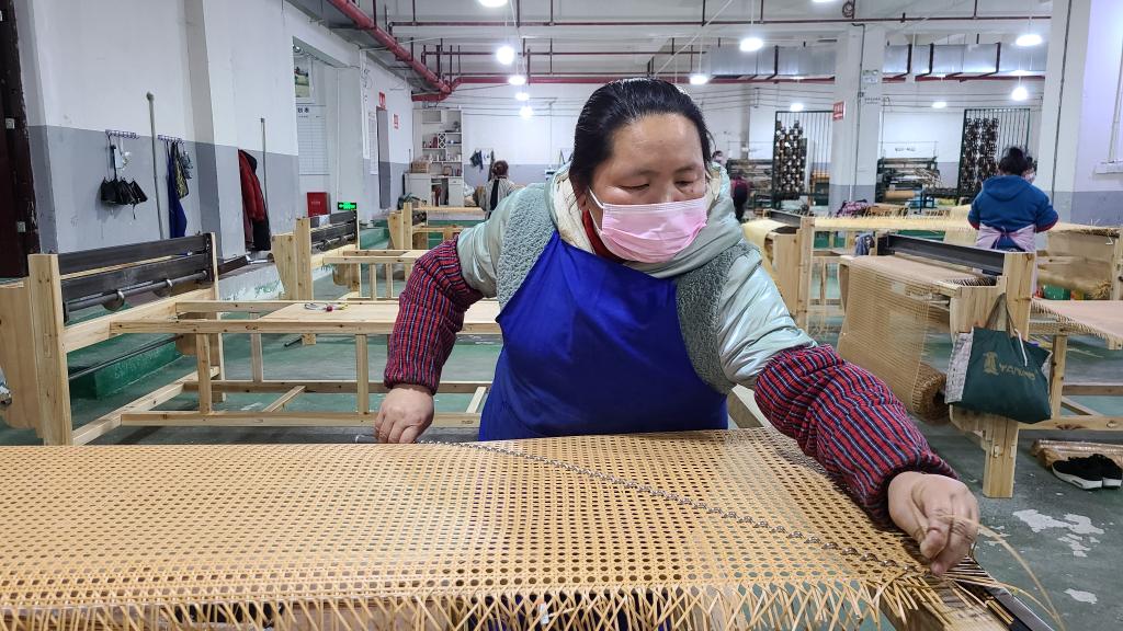 一名工人正在工厂里编织眼笪。新华社记者 肖艳 摄