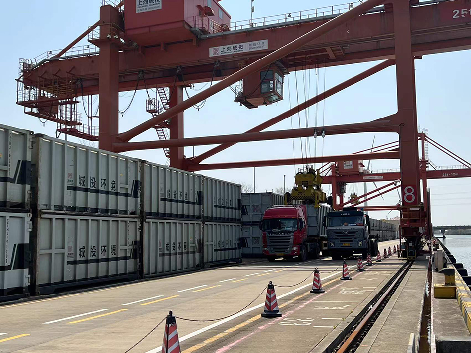 运输车辆到达老港基地北码头。