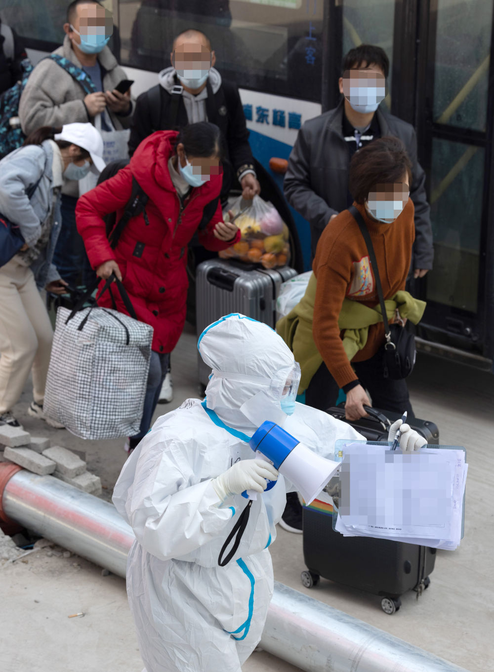 ↑4月6日，在上海临港方舱医院，一批新转运来的感染者即将入住接受治疗。