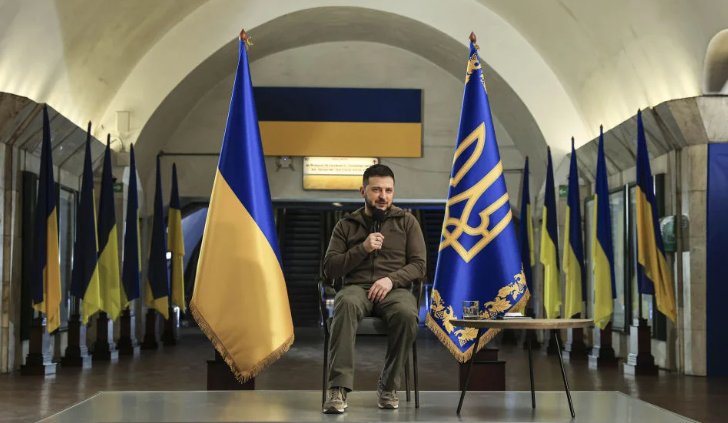 当地时间4月23日，乌克兰总统泽连斯基在基辅的一座地铁站内举行新闻发布会。图源：外媒