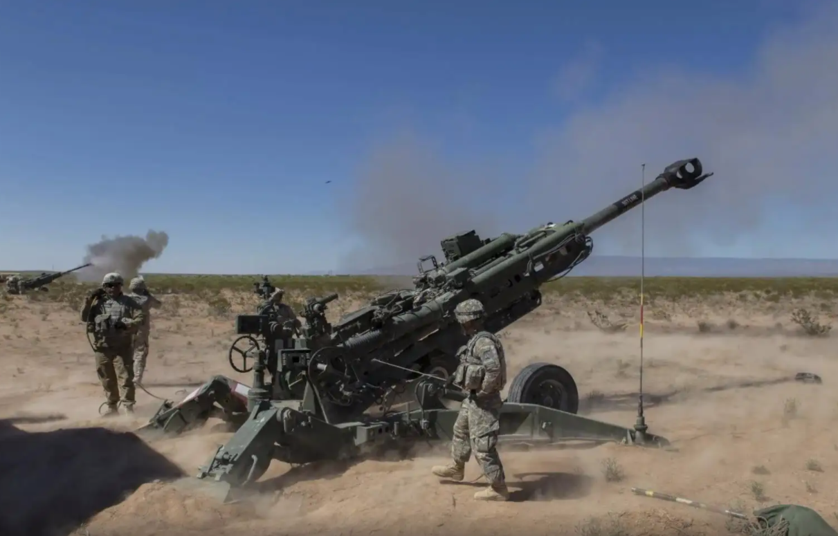 M777牵引式榴弹炮具有重量轻、威力大等优点。