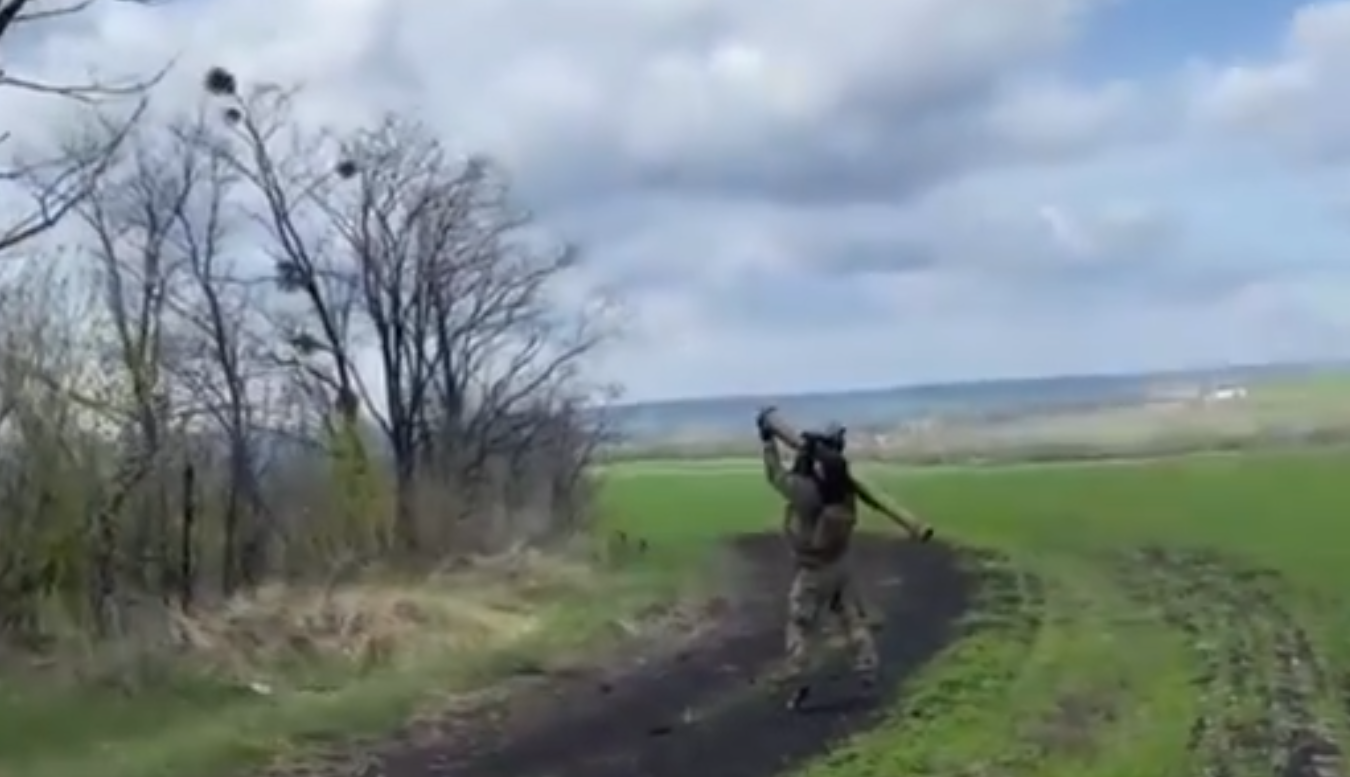 乌军士兵准备发射“欧洲燕”导弹攻击目标。